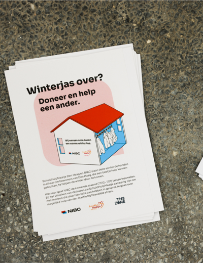Flyer met de oproep om winterjassen te doneren, met een afbeelding van een huis en jassen aan de waslijn, en de tekst Heb je een winterjas over? Doneer en help een ander.