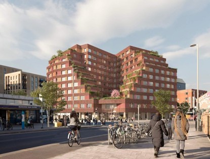 Moderne appartementen met rode gevels, omringd door groene planten, met fietsers en voetgangers op de straat.