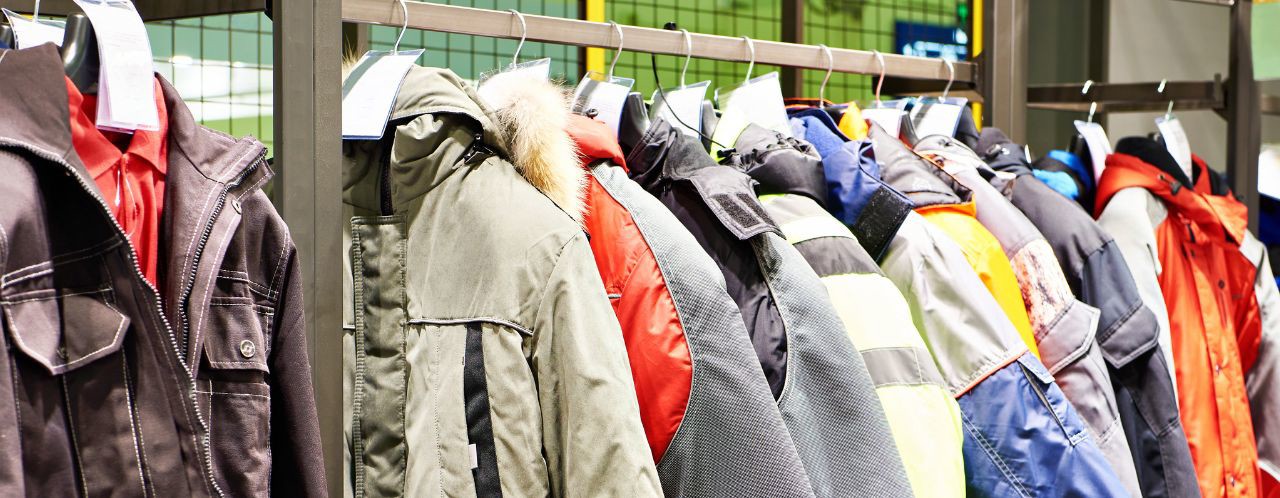 Kledingrek met verschillende winterjassen in diverse kleuren en stijlen.