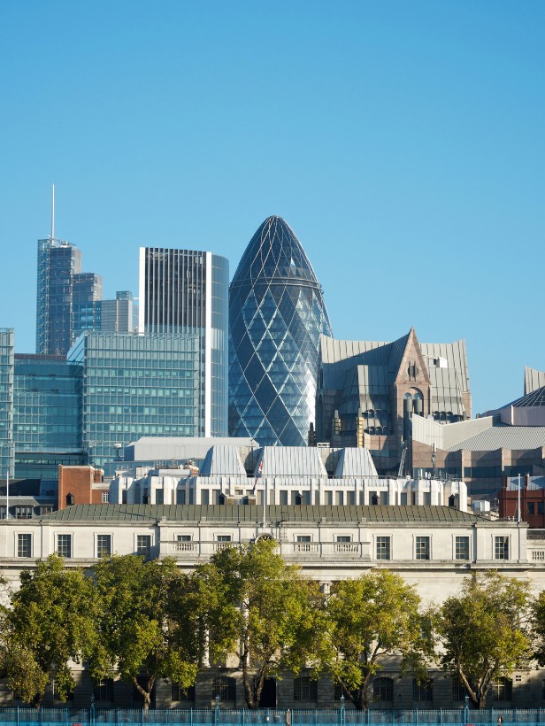 Uitzicht op de skyline van Londen met herkenbare moderne gebouwen, waaronder de Gherkin in het midden.