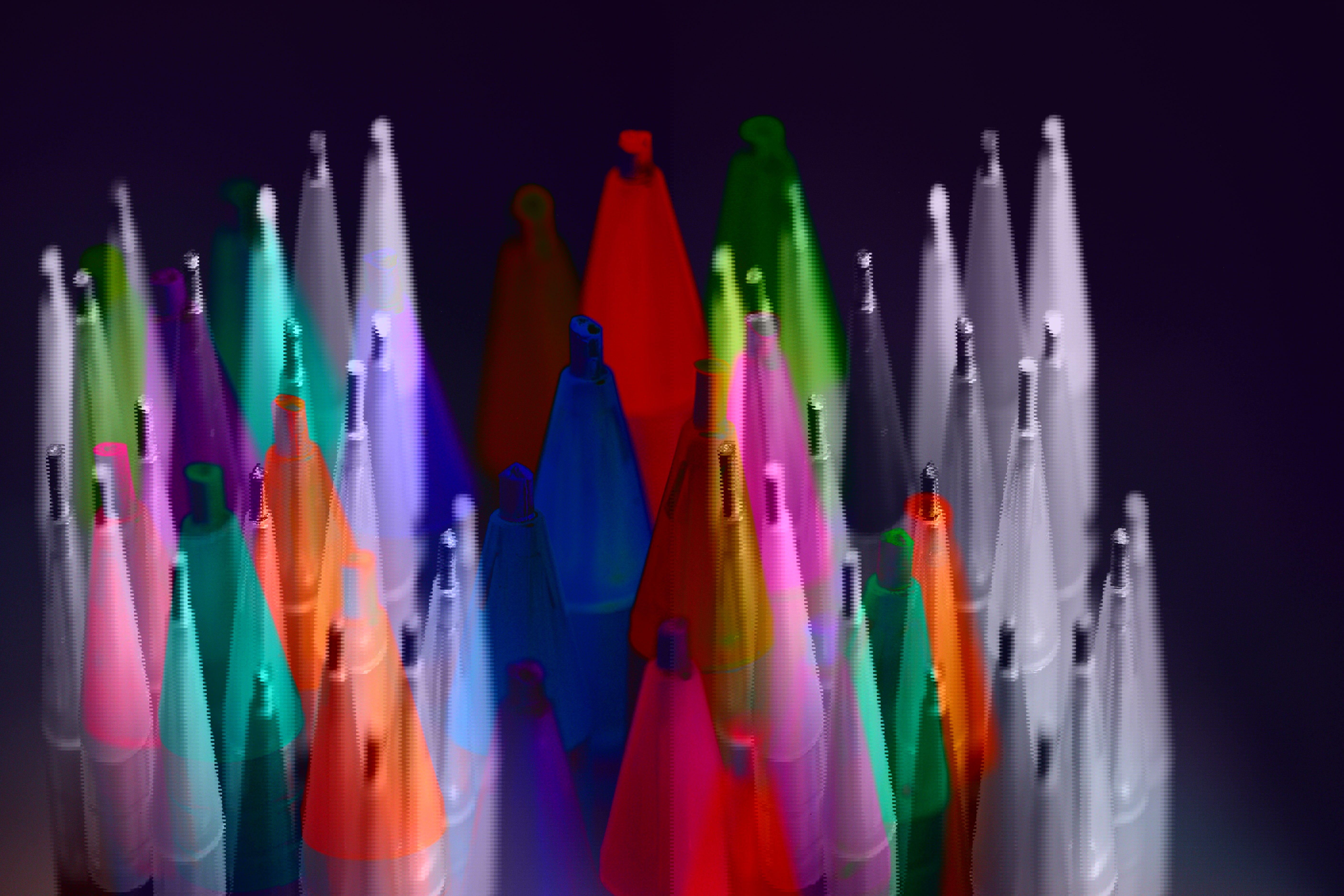 Vrolijke markeerstiften in verschillende kleuren, rechtopstaand en in een cirkel gegroepeerd.