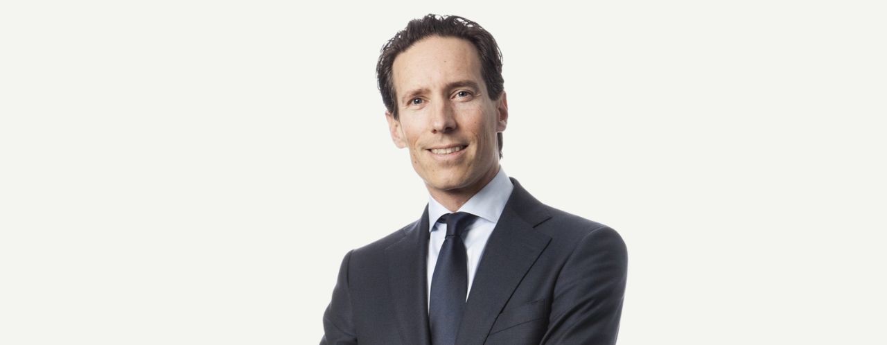 Sven in a formal suit, with his arms crossed, exudes confidence and professionalism.